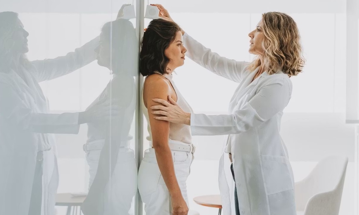 Какая привычка незаметно ухудшающая осанку