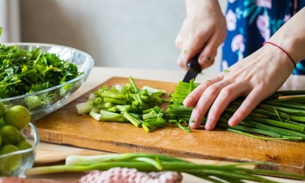 Чем опасны ранние овощи и зелень весной