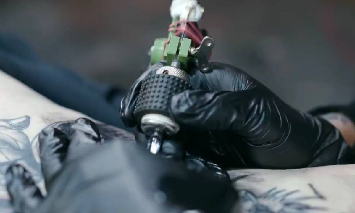 Почему татуированные мужчины привлекают внимание