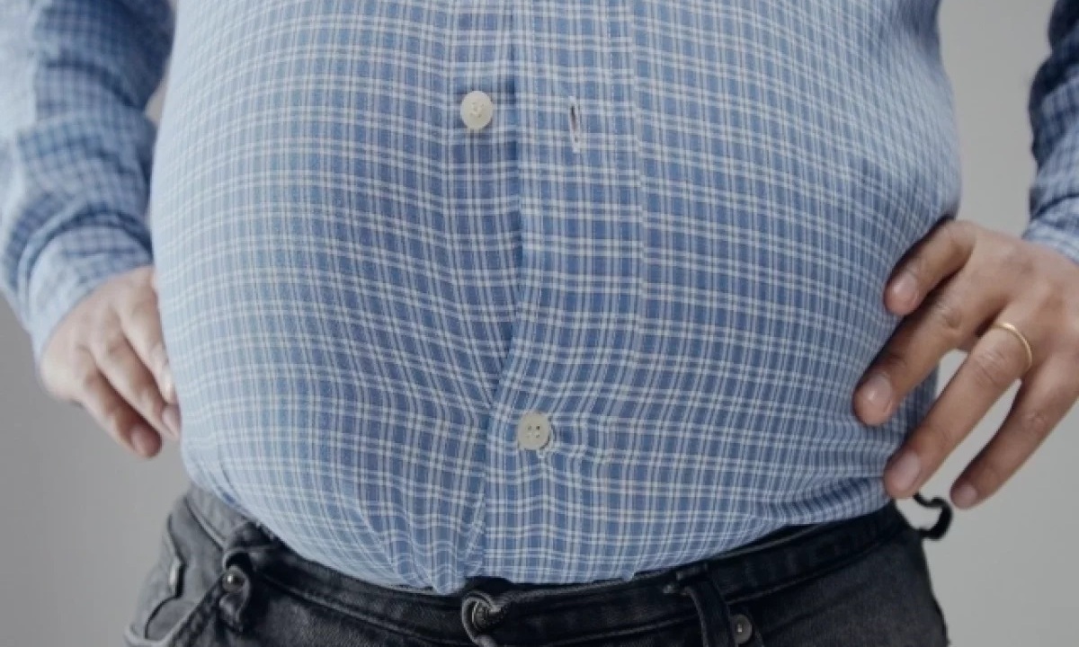 Почему живот выпирает даже у стройных людей