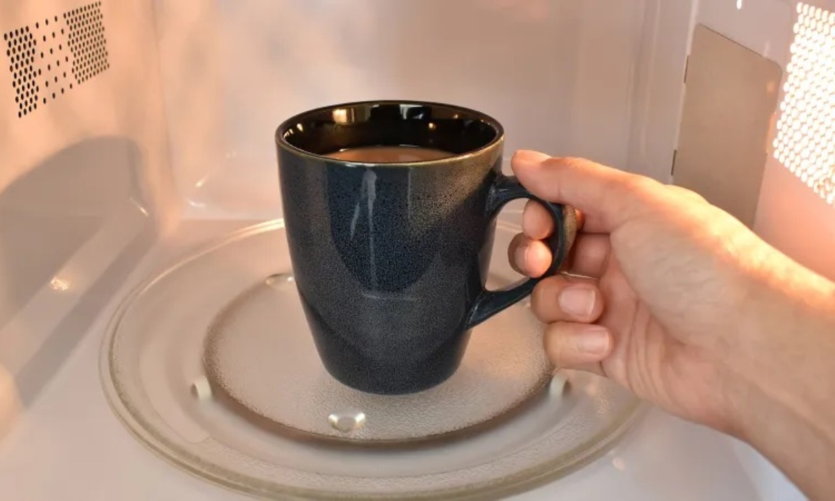 Почему не стоит разогревать кофе в микроволновке