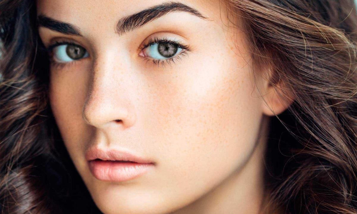 Тренд на естественность — почему женщины отказываются от наращенных ресниц