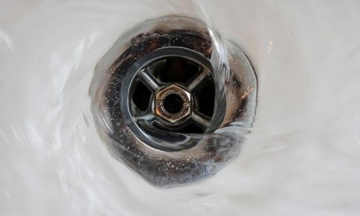 Засор в ванной уйдёт за минуту — простой способ убрать волосы без разборки