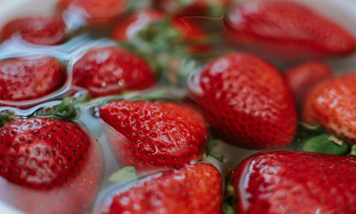Почему раннюю клубнику лучше не есть