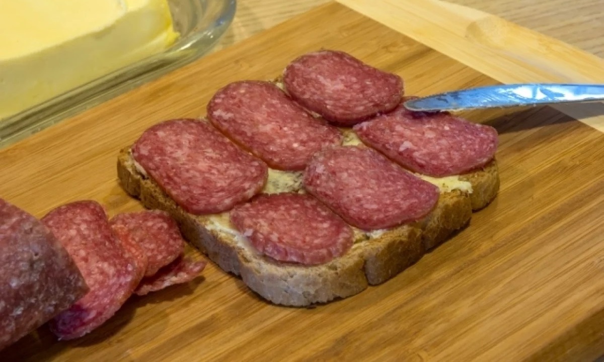 Диетолог назвал самую вредную и самую полезную колбасы