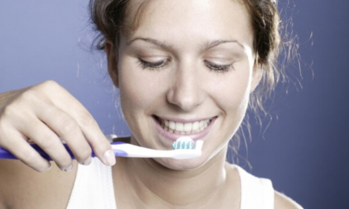 Врач предупредил о частой ошибке при чистке зубов
