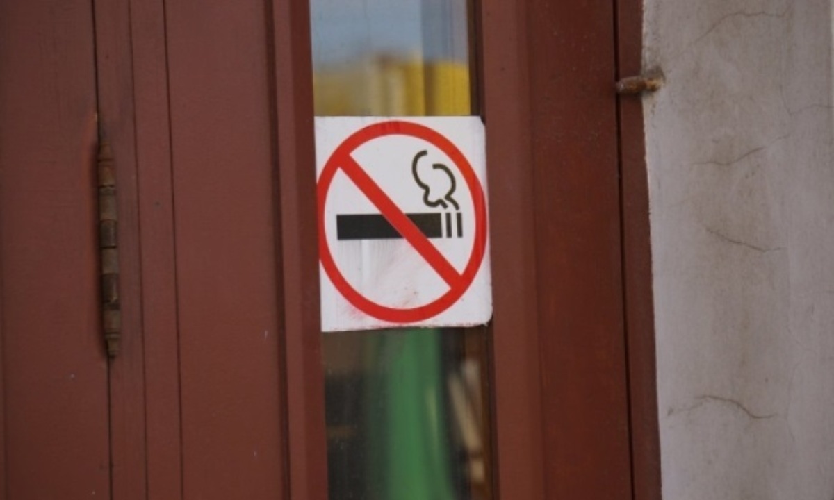 Какая вредная привычка связана с повышенным риском недержания мочи