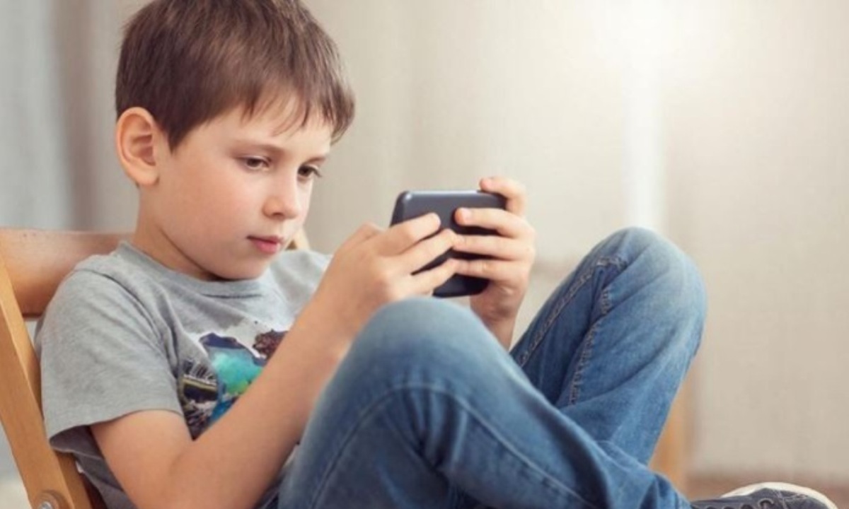 Чем может обернуться чрезмерное увлечение детей гаджетами