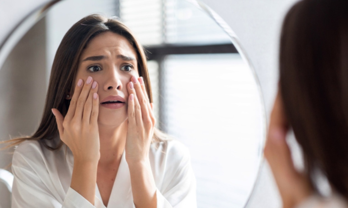 Названы основные причины отеков век и лица по утрам