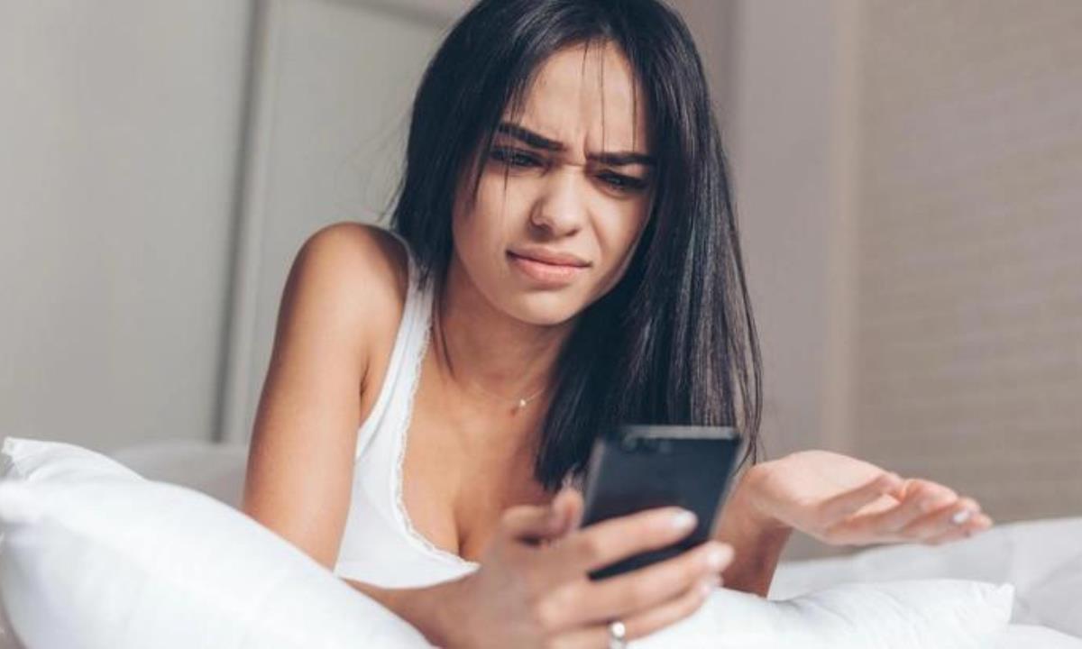 Эта привычка с телефоном может влиять на ваши отношения
