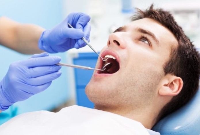 Чем рискуют курильщики с зубными имплантами рисках