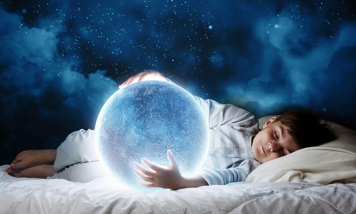 Почему в полнолуние снятся странные сны