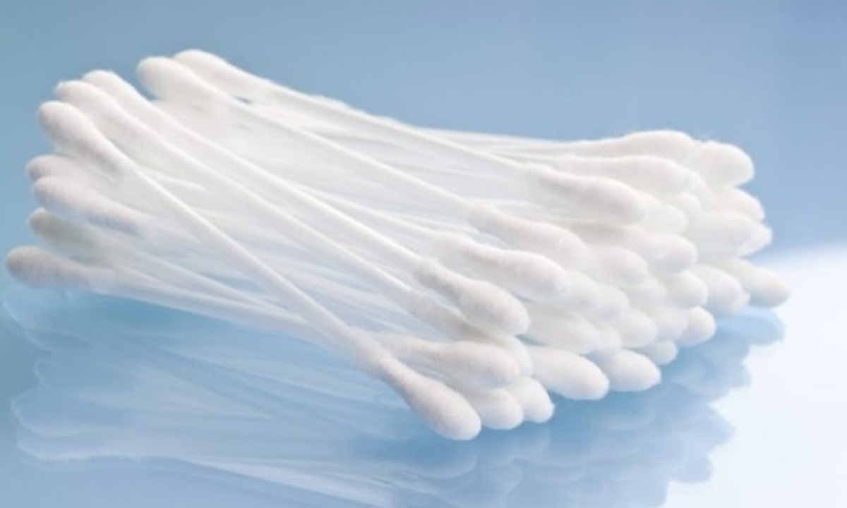 Чистка ушей ватными палочками может привести к микротравмам уха