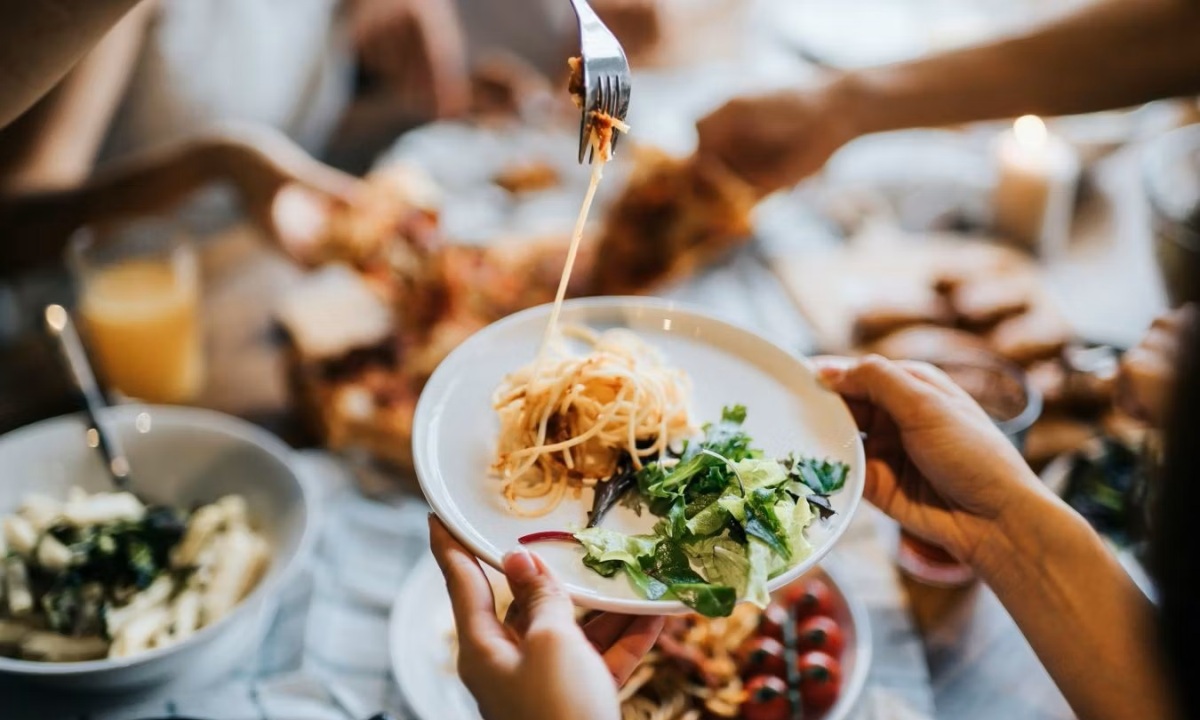 Диетолог предупредила об опасности обедов за 20 минут