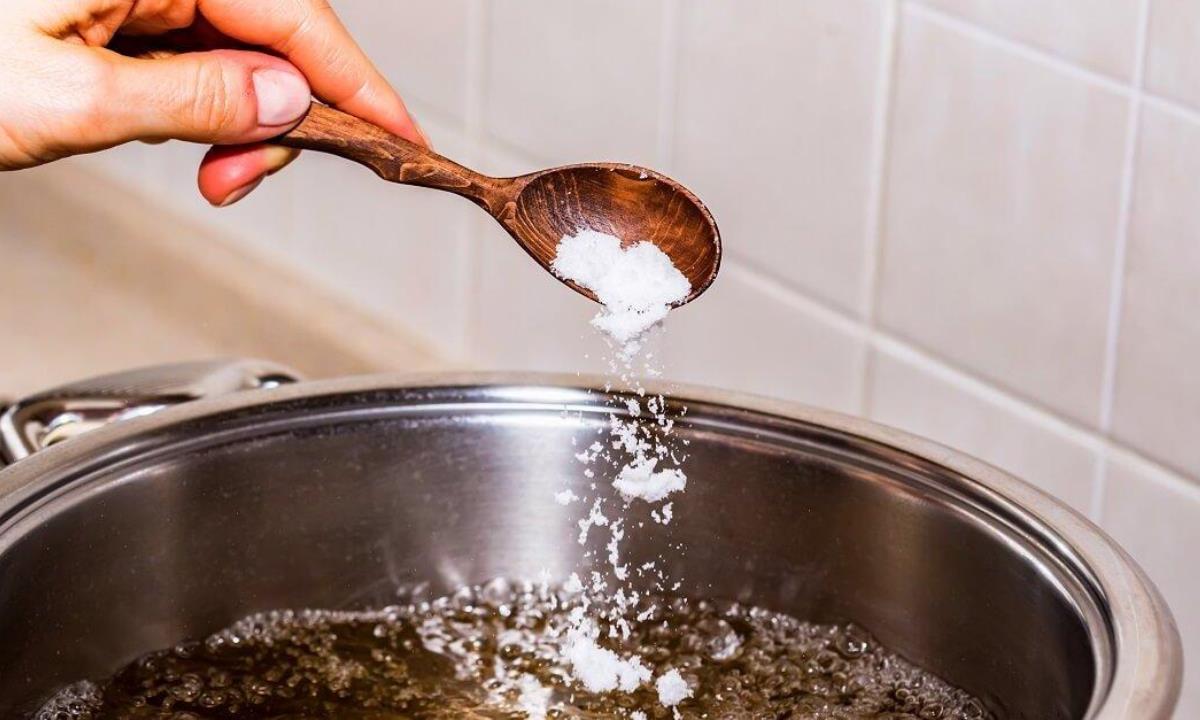 Кто чаще пересаливает еду — неожиданная разница между мужчинами и женщинами