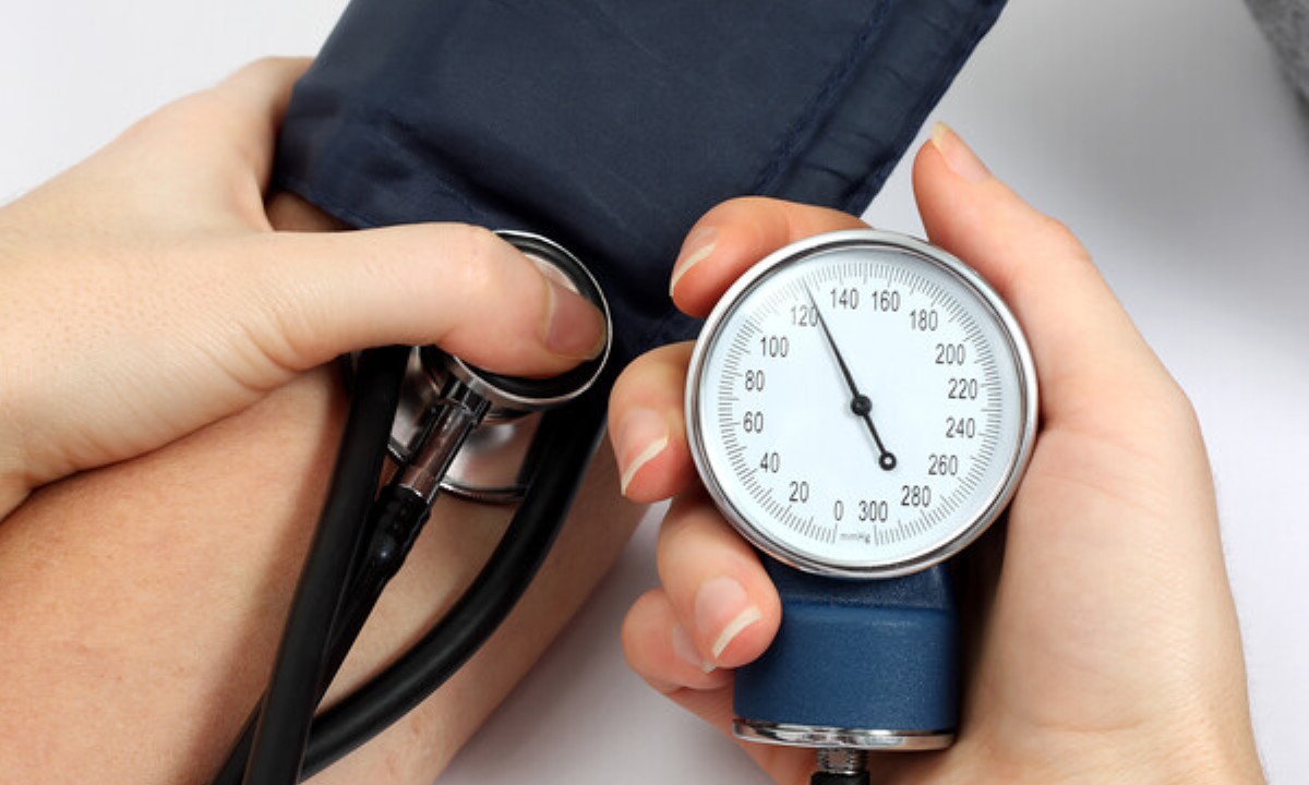 Когда нужно вызвать скорую помощь при повышении давления