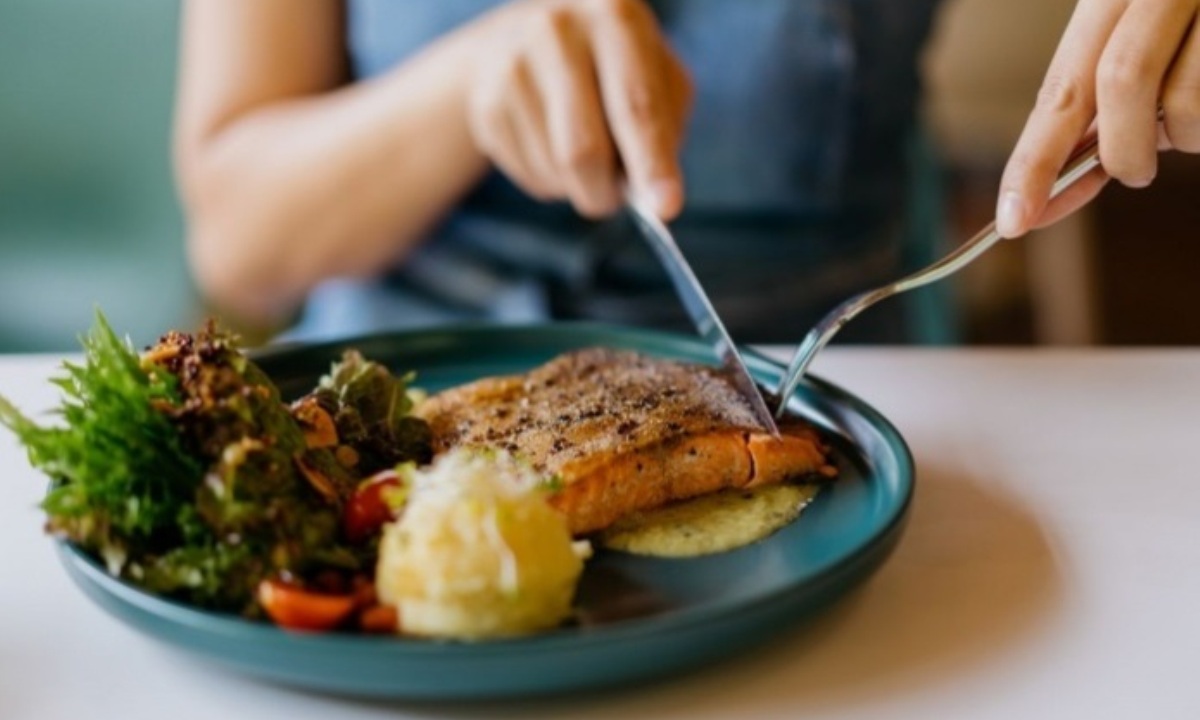 Поздний ужин провоцирует повышение давления