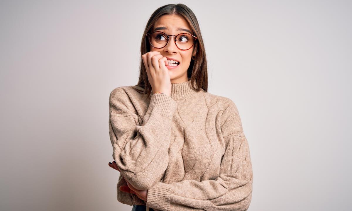 Привычка грызть ногти — что за этим стоит и почему она появляется