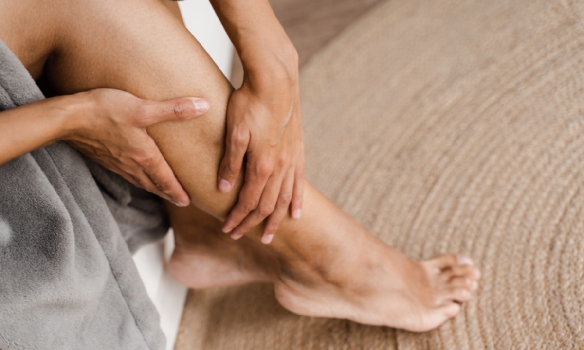 Отек голени или бедра может говорить о тромбозе глубоких вен