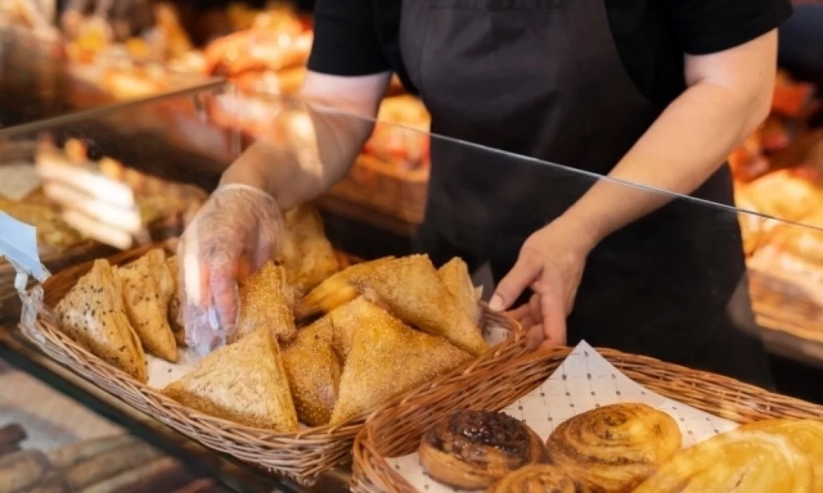 Врач рассказал о скрытом вреде беляшей и сосисок в тесте