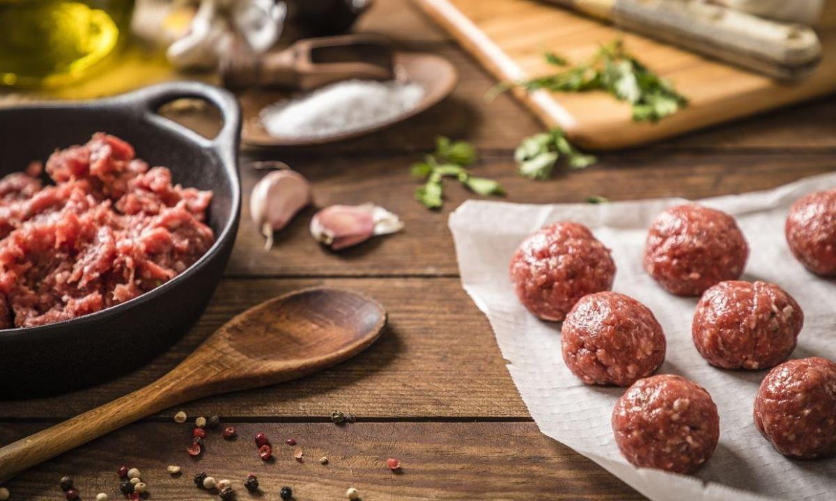 Пересолили фарш — этот кухонный трюк спасёт вкус и сделает котлеты сочнее