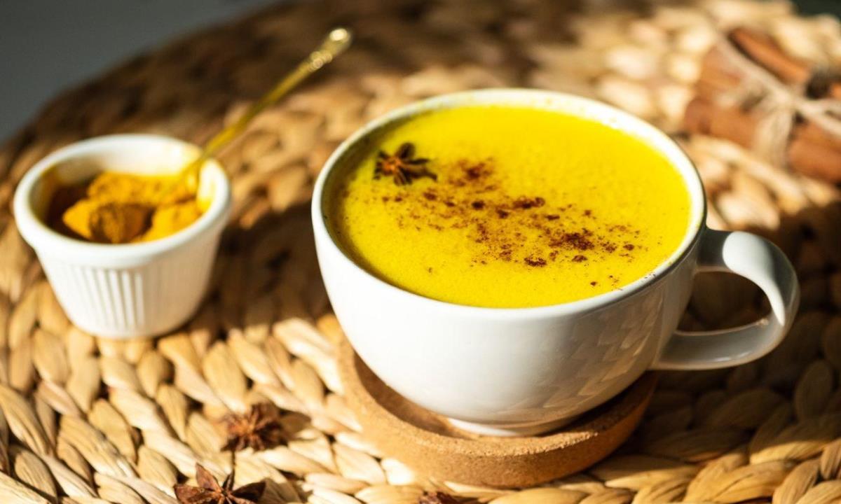 Зачем добавляют куркуму в молоко и действительно ли это полезно