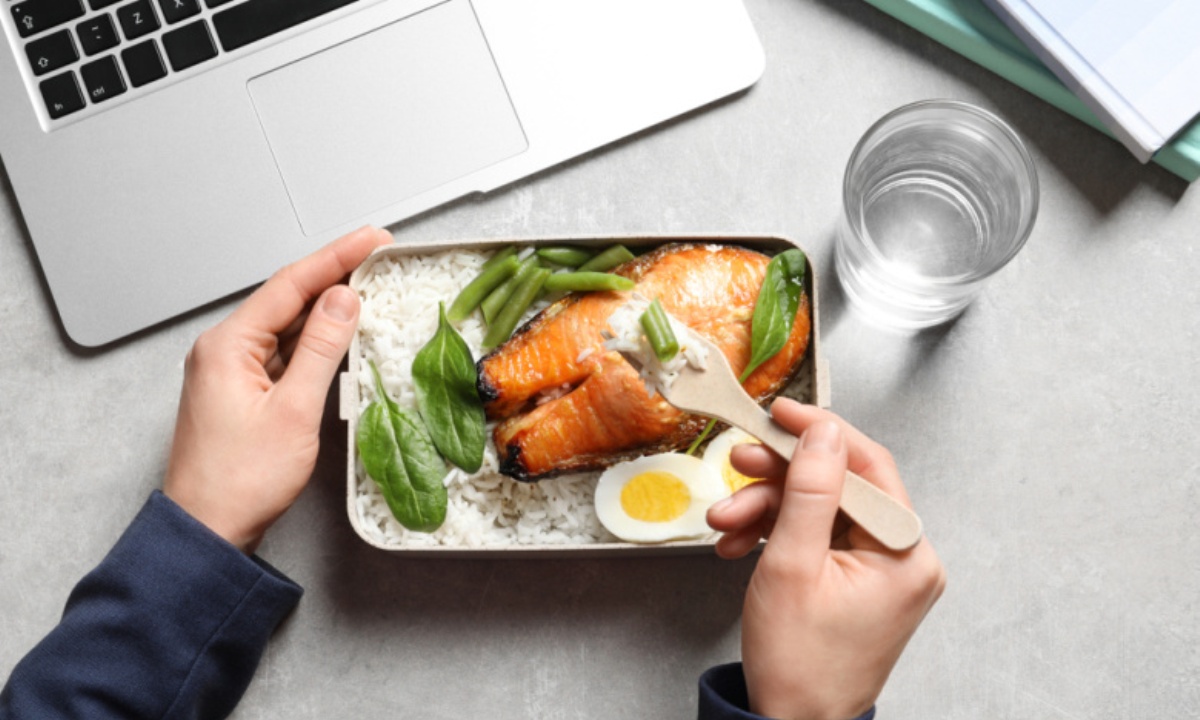 Частые перекусы во время работы снижают продуктивность