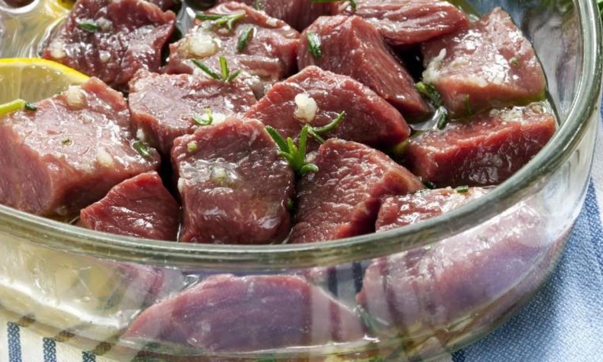 Почему не стоит мариновать шашлык в алюминиевой посуде