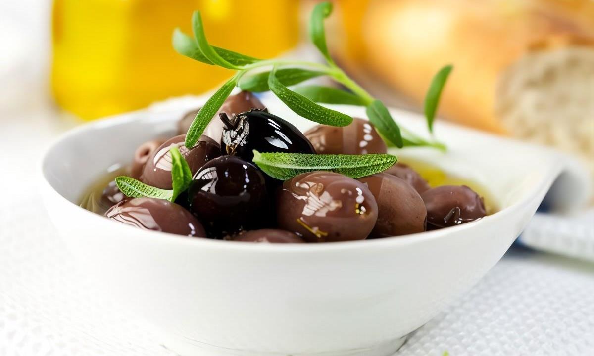 Назван необычный способ сделать оливки вкуснее — понадобится всего две специи