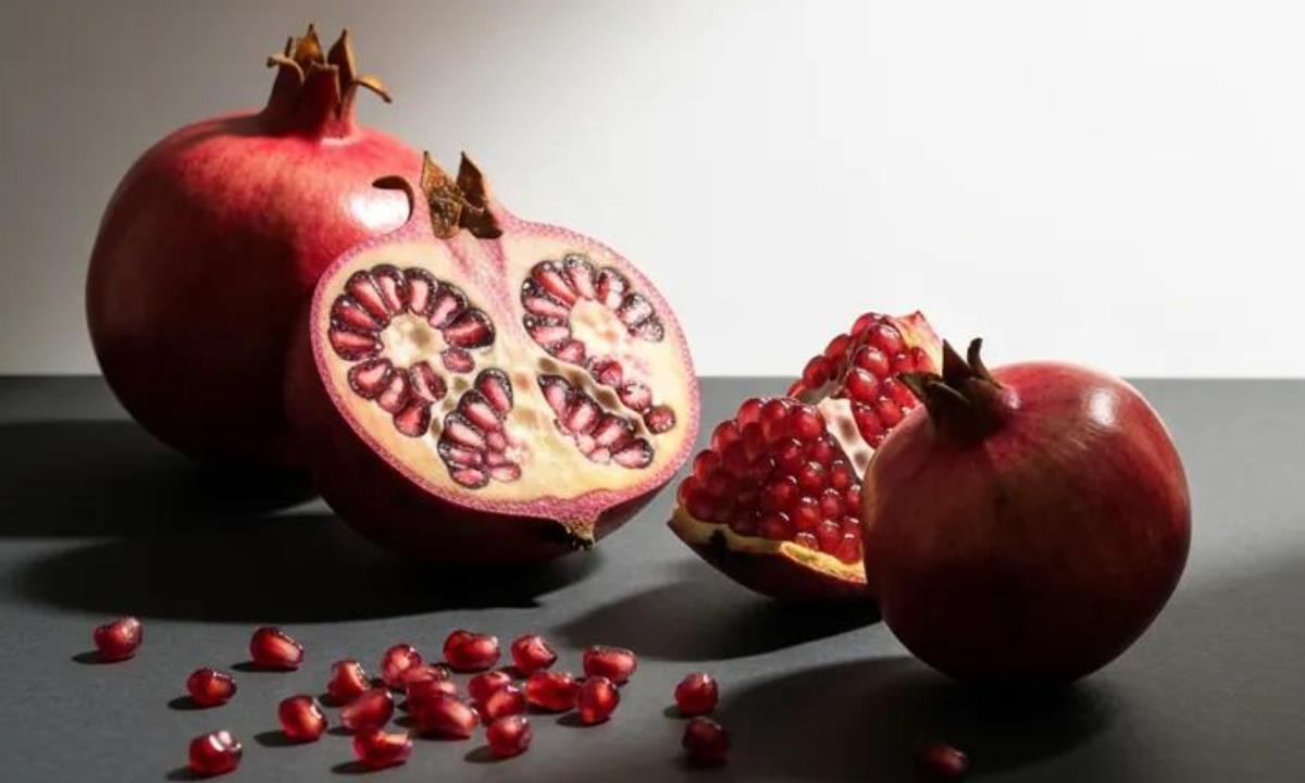 Простой способ почистить гранат и не испачкать кухню