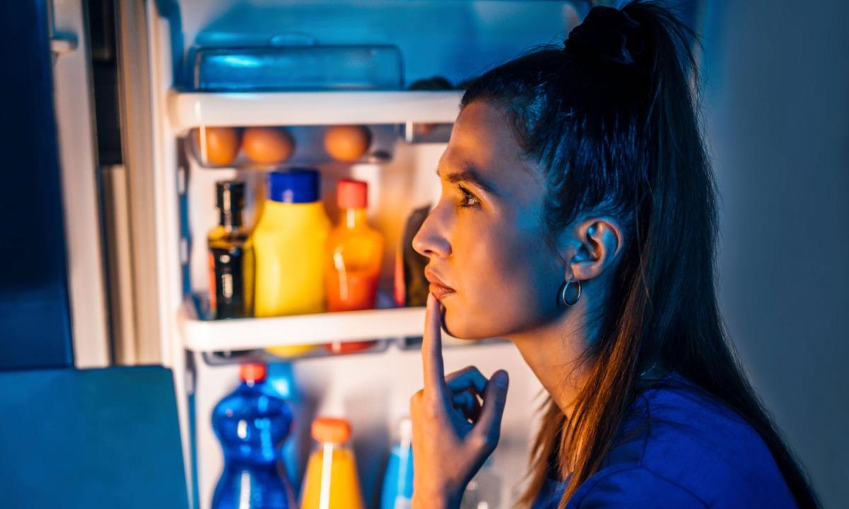 Почему по ночам хочется есть и как избавиться от этой привычки