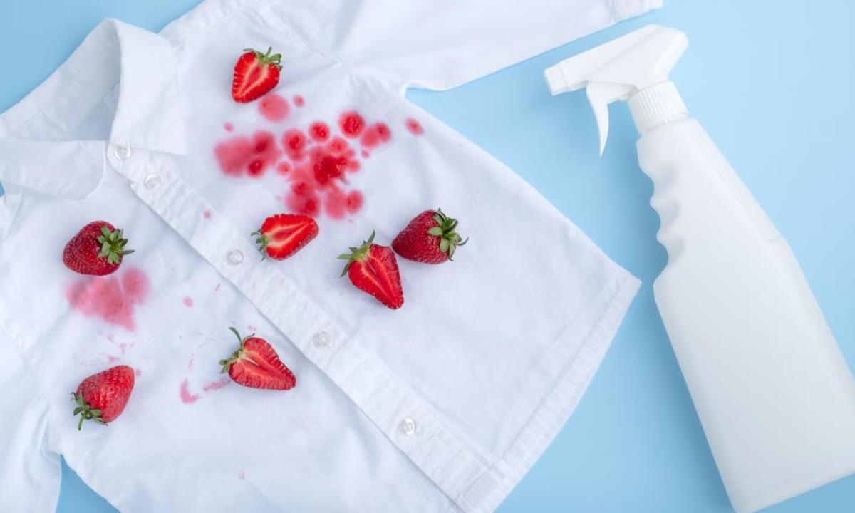 Как быстро вывести пятна от клубники с одежды