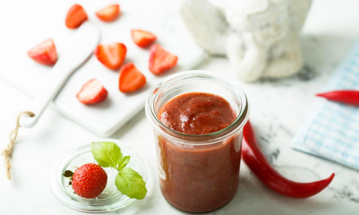Клубничный соус к мясу — необычная заготовка на зиму