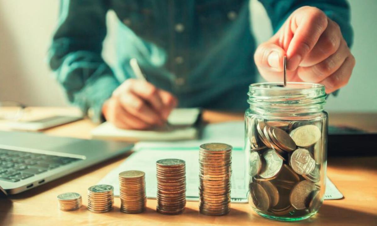 Названа привычка, которая незаметно мешает выбраться из бедности