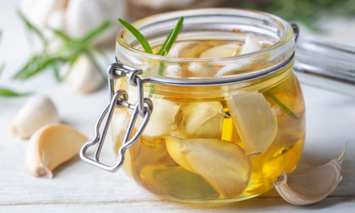 Простой способ сделать блюда вкуснее с помощью чесночного масла