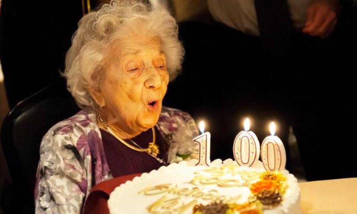 100-летняя курильщица раскрыла свой необычный секрет долголетия