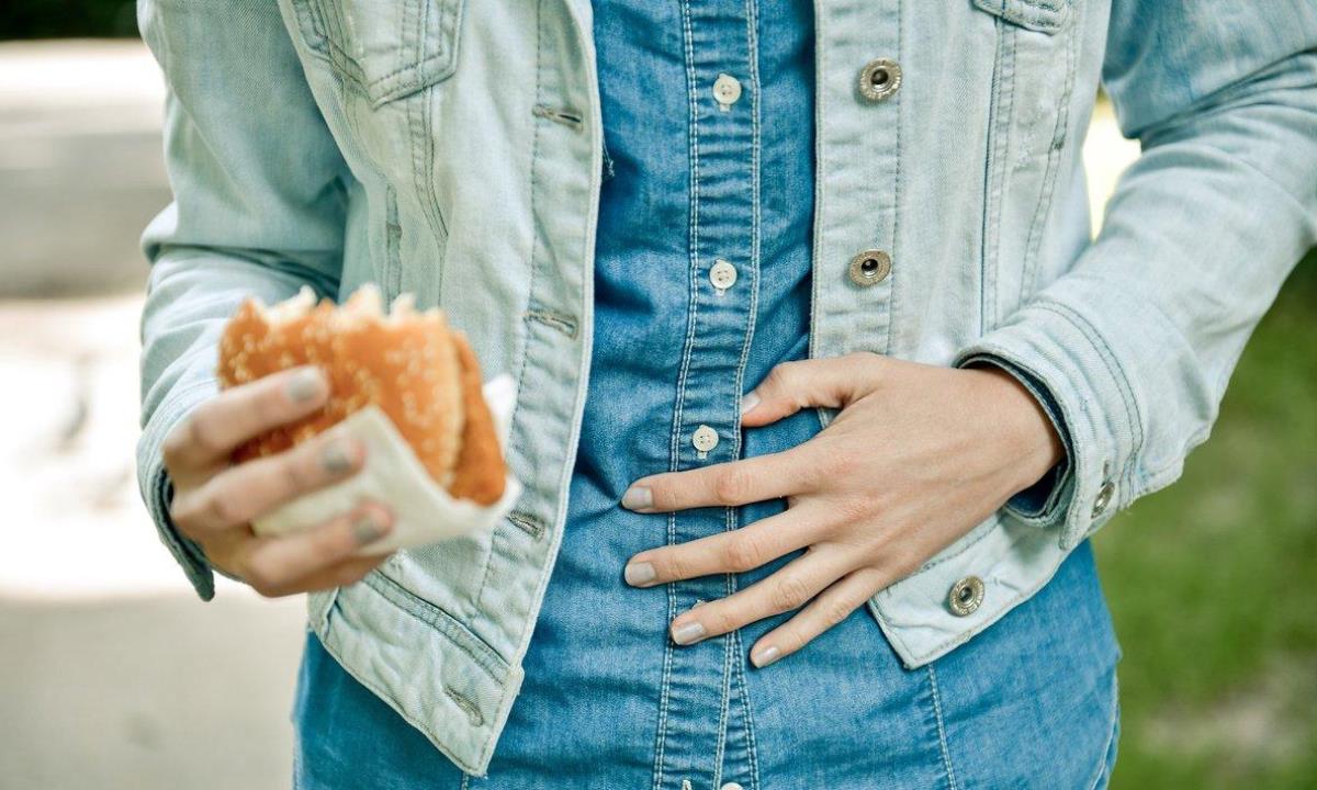 После уличной еды заболел живот? Что нельзя делать в первые часы