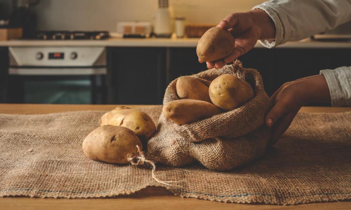 Как сохранить картофель свежим на несколько месяцев