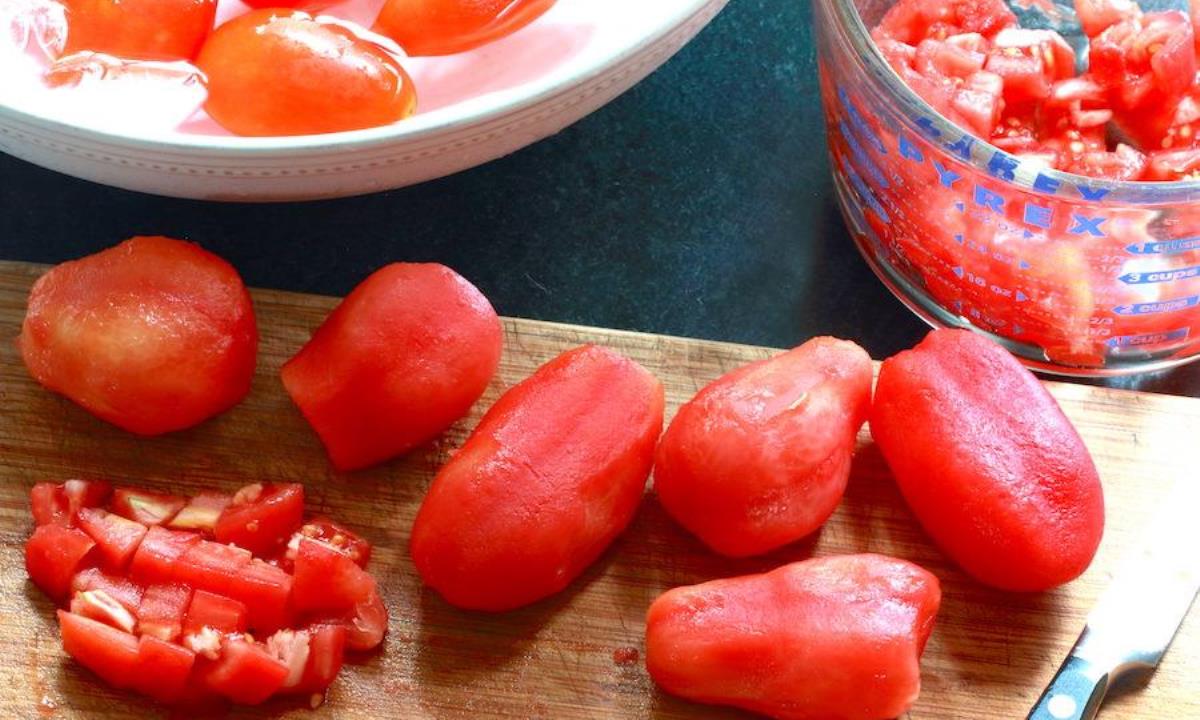 Когда с помидоров лучше снимать кожицу