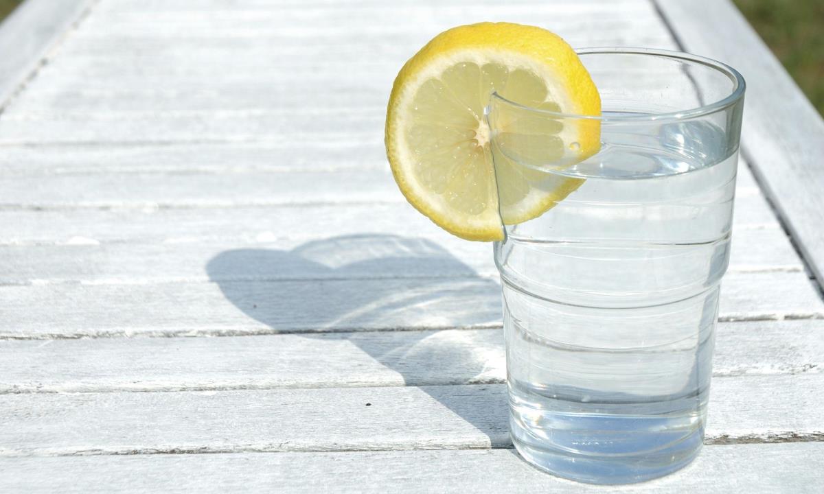 Нужно ли пить два литра воды в день