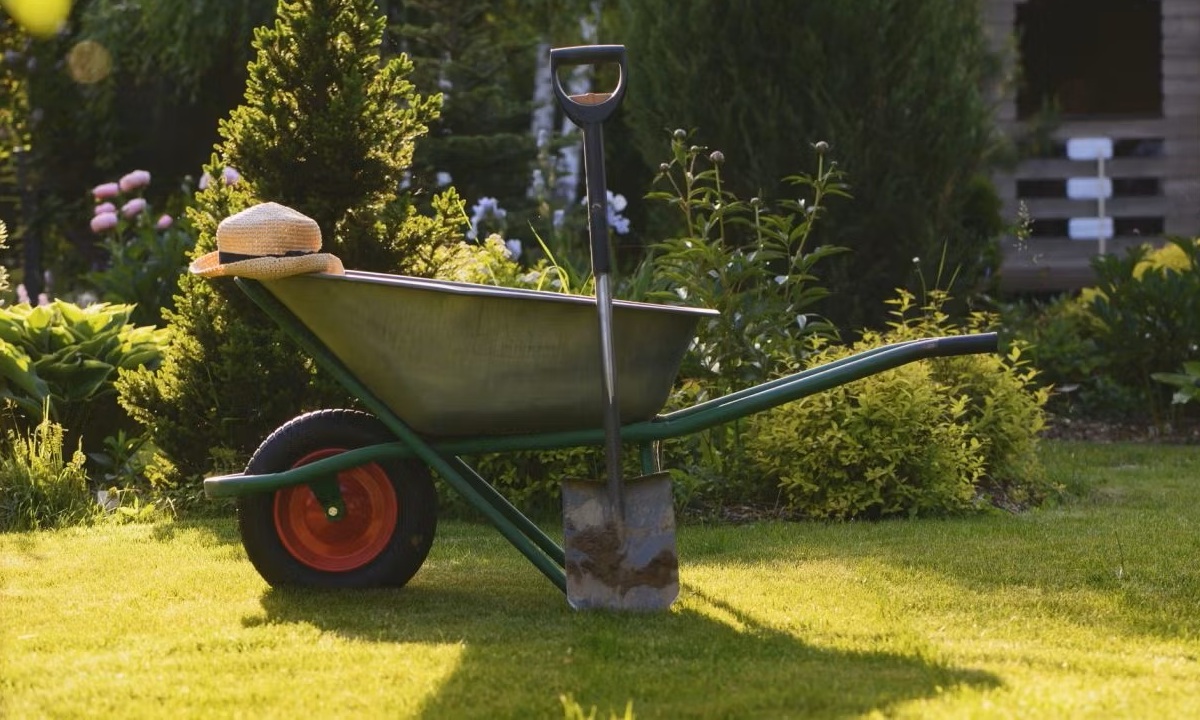 Как защитить себя во время уборки дачного участка