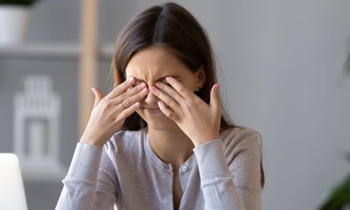 Почему дёргается глаз и когда это опасно