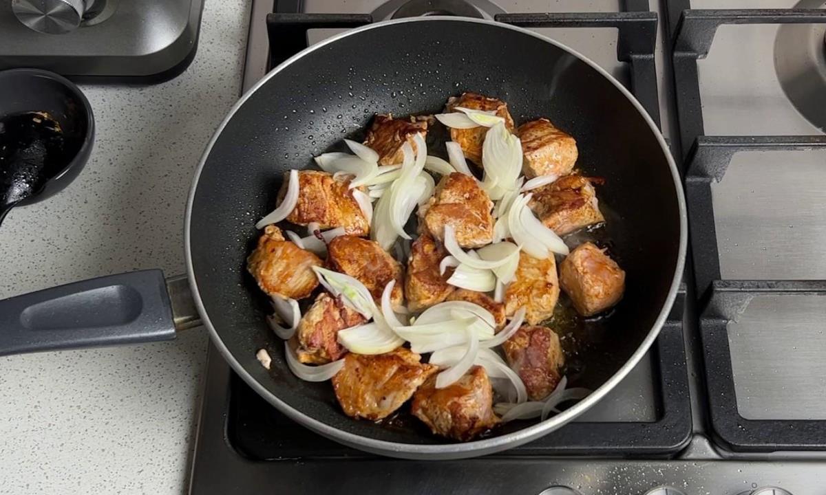 Что первым класть на сковороду — мясо или лук