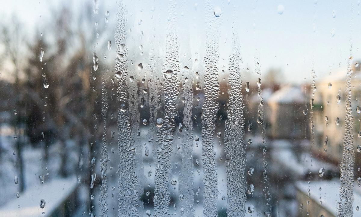 Почему окна запотевают и как избавиться от конденсата
