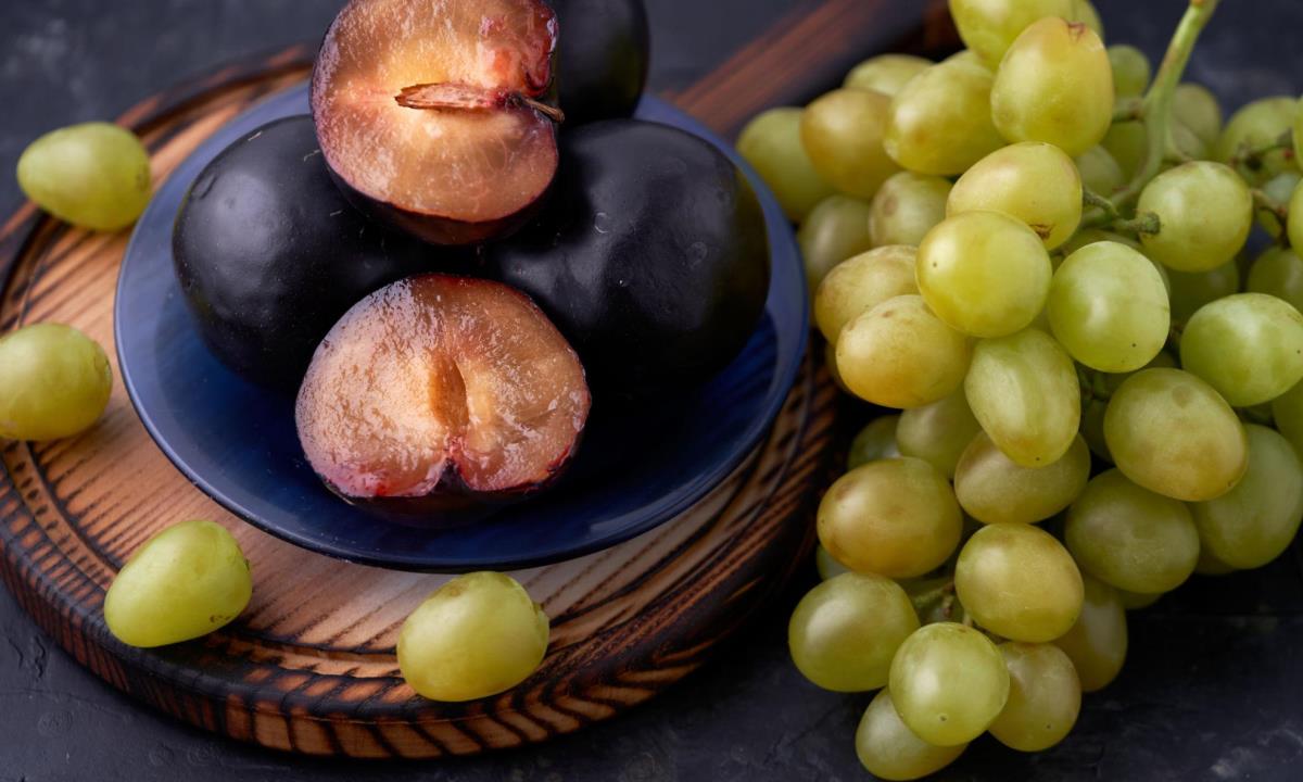 Как заморозить сливы и виноград на зиму