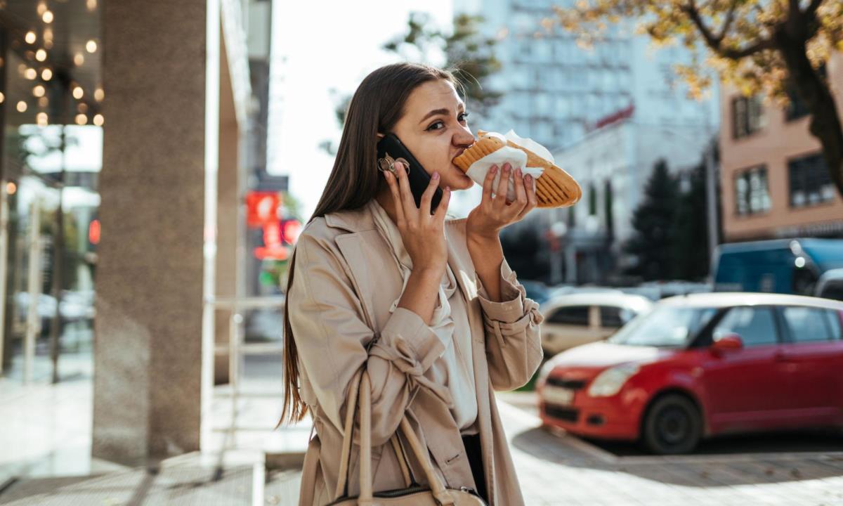 Почему привычка есть на ходу может навредить здоровью