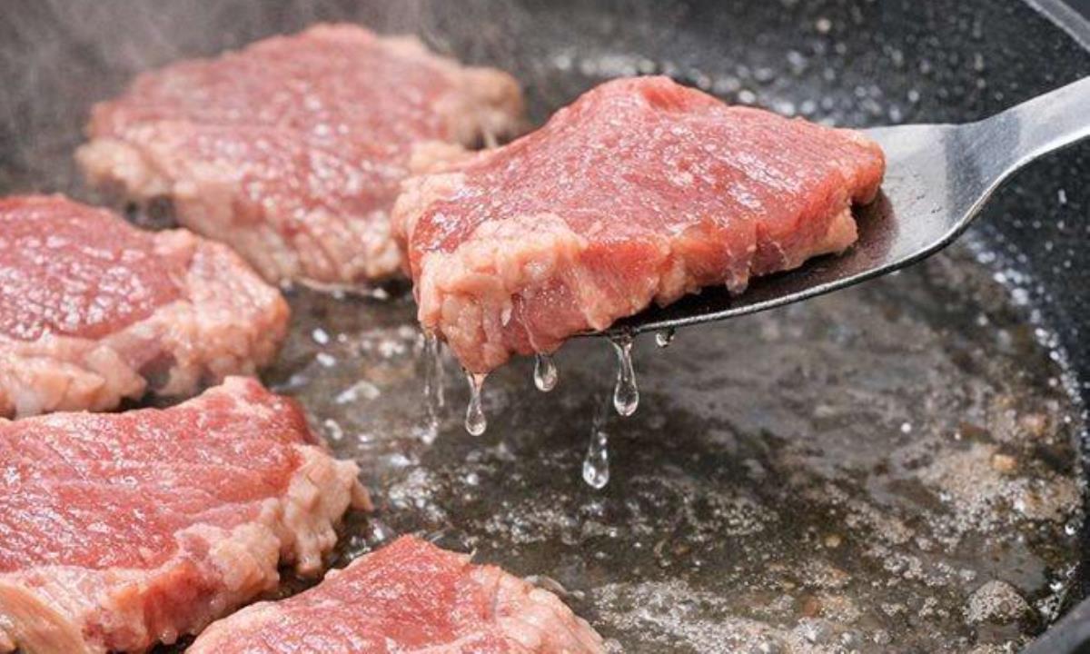 Почему мясо при жарке выделяет много воды